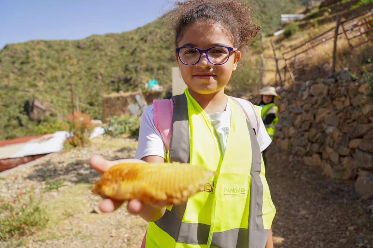 Children observing and interacting with Al Sawda's natural environment